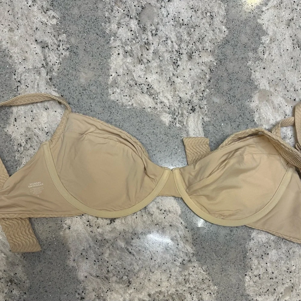 Monday Swimwear Maui Top in Vanilla Chevron Size V